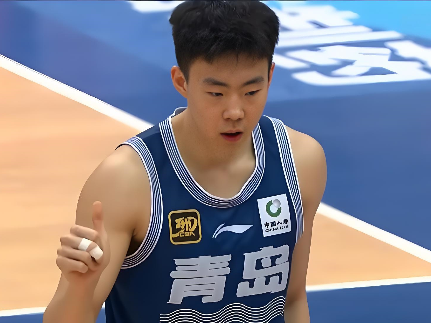 青岛男篮表现低迷，队伍需进一步调整